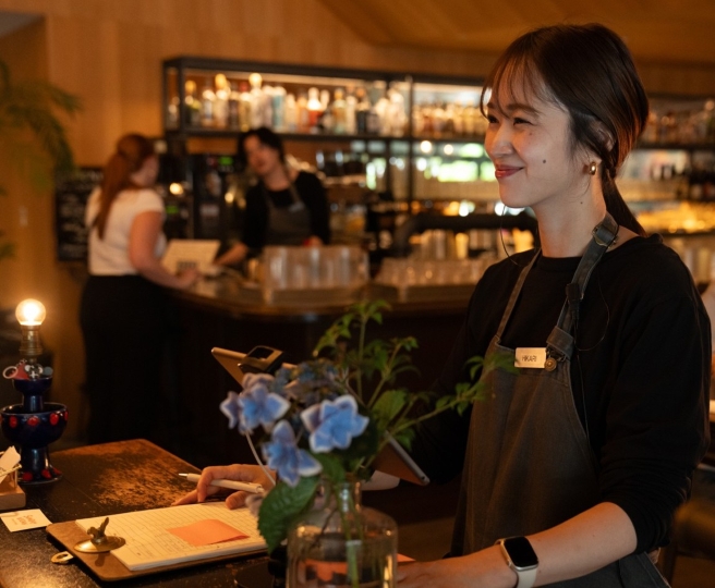  【新宿×緑に囲まれた人気店】MORETHAN TAPAS LOUNGEホールスタッフ｜業績賞与あり 